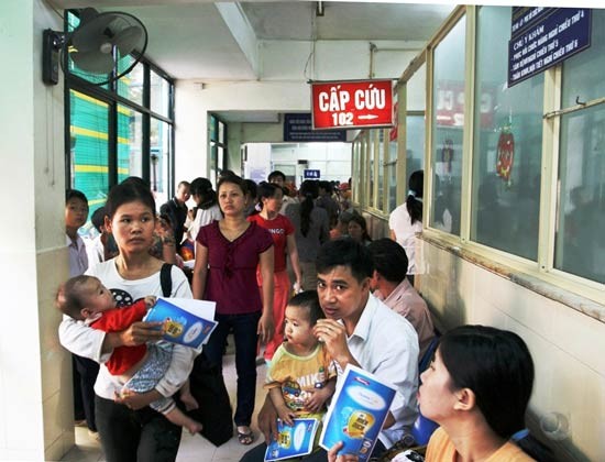 The Ministry of Health asks hospitals to improve treatment procedure to reduce patients' waiting time to see doctors (Photo: SGGP)